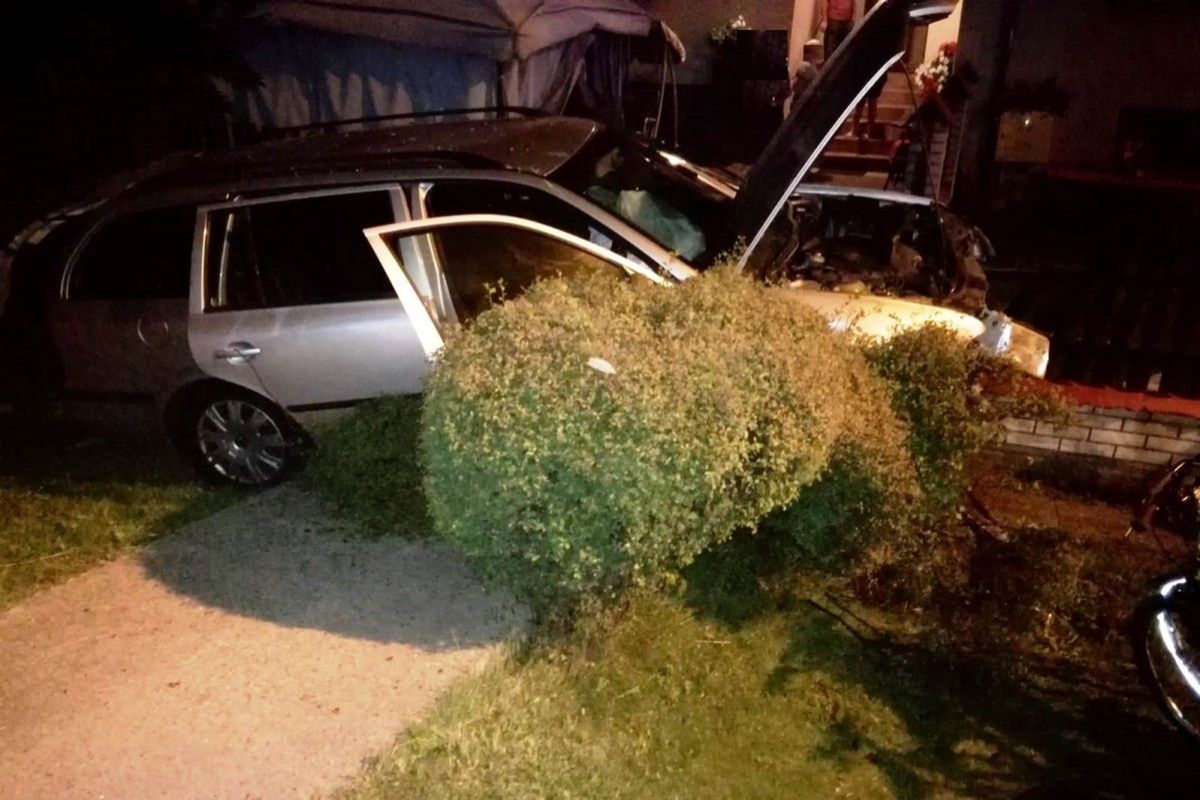 Poza kierowcą w aucie znajdowali się jego żona i syn. Ustalono, dlaczego doszło do zjechania z jezdni 