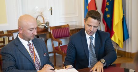 Warszawa przekazuje 2 mln złotych dla Podkarpacia. Rafał Trzaskowski podpisał porozumienie