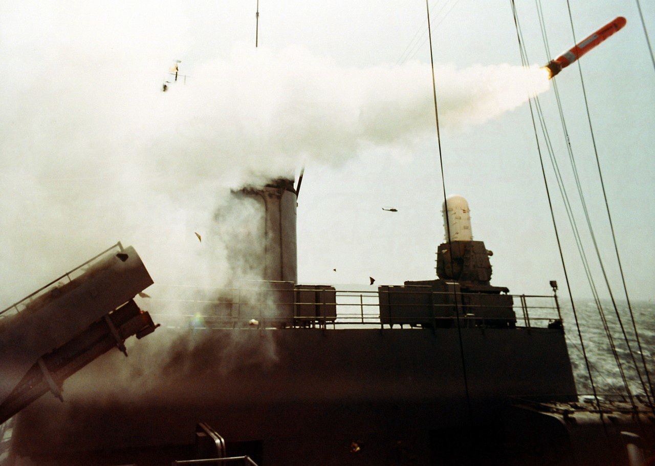 Odpalenie pocisku Tomahawk z USS New Jersey.