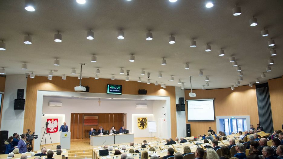 Radny użył seksistowskiego i wulgarnego zwrotu na sesji sejmiku