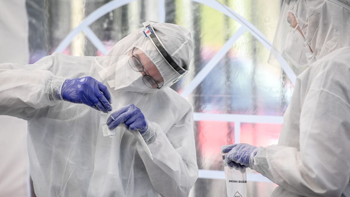 Pandemia koronawirusa przybiera na sile 