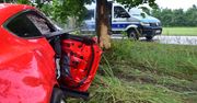 Grębowo: Ford Mustang wpadł w poślizg i uderzył w drzewo. Jedna osoba w szpitalu