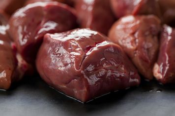 Dodaję pod koniec smażenia wątróbki. Jest o wiele smaczniejsza i delikatniejsza