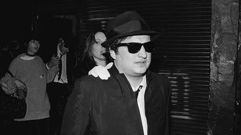 Podano mu śmiertelną dawkę. John Belushi zmarł tragicznie w wieku zaledwie 33 lat