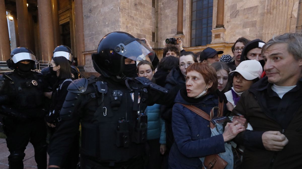Russian policemen detain participants of an unauthorised protest against the partial mobilisation due to the conflict in Ukraine, in central St. Petersburg, Russia, 21 September 2022. Russian President President Putin has signed a decree on partial mobilization in the Russian Federation, with mobilization activities starting on 21 September. Russian citizens who are in the reserve will be called up for military service. On 24 February 2022 Russian troops entered the Ukrainian territory in what the Russian president declared a 'Special Military Operation', starting an armed conflict that has provoked destruction and a humanitarian crisis. EPA/ANATOLY MALTSEV Dostawca: PAP/EPA.