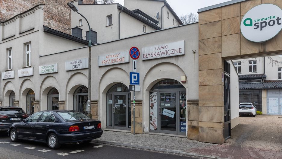 Wraz z rozwojem e-commerce i zmianą stylu życia, krajobraz handlowy polskich miast zmienił się nie do poznania. Zamykają się małe butiki, zakłady szewskie czy krawieckie. 