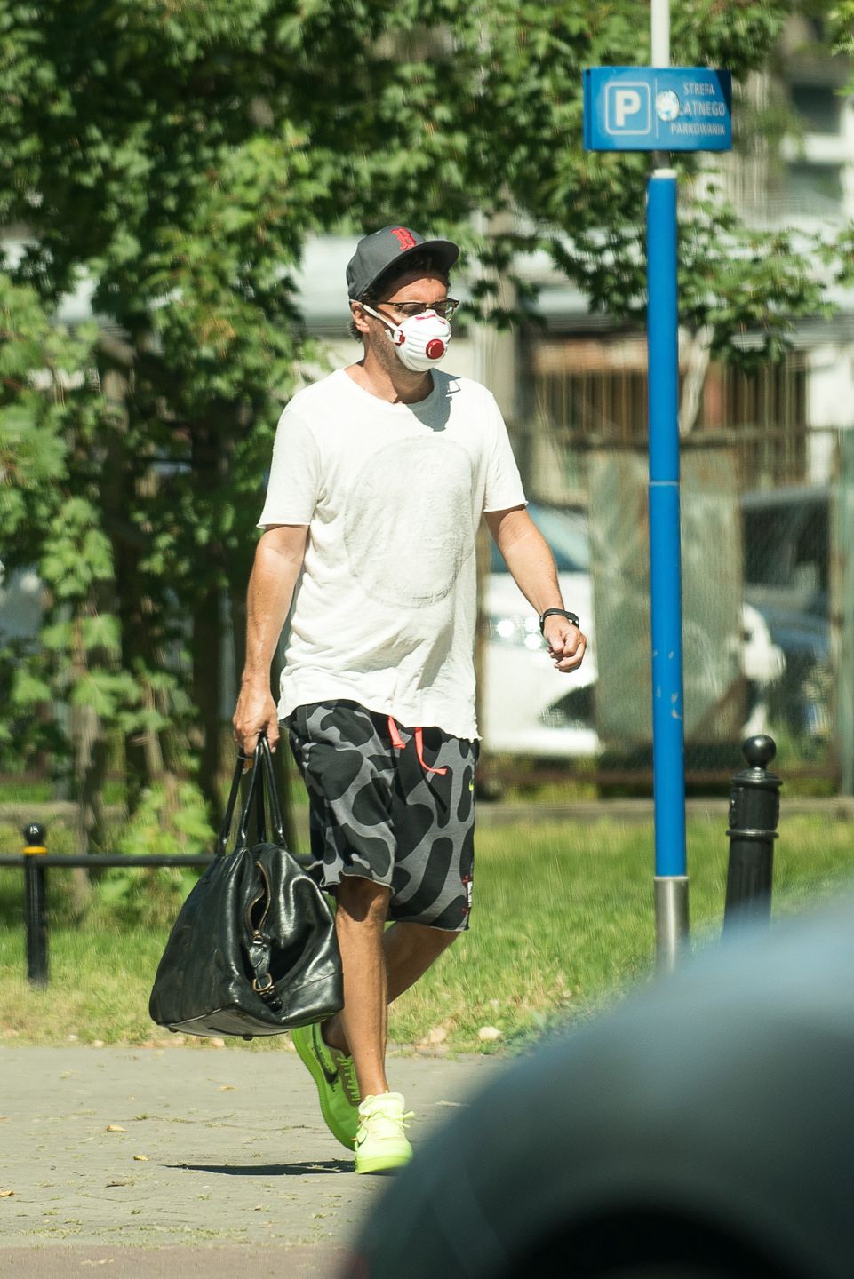 Kuba Wojewódzki parkuje w miejscu niedozwolonym i zawraca na przejściu dla pieszych