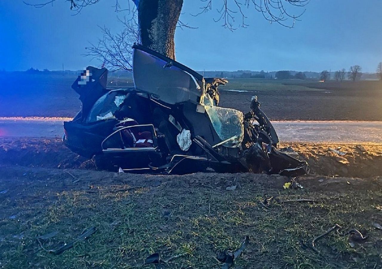 BMW roztrzaskało się na drzewie. Kierowca zginął na miejscu