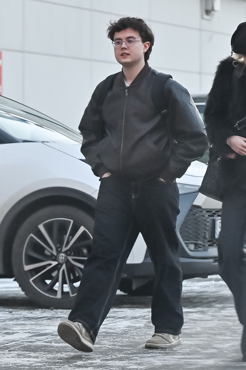 Mateusz Pawłowski pędzi na trening do "TzG" z ukochaną
