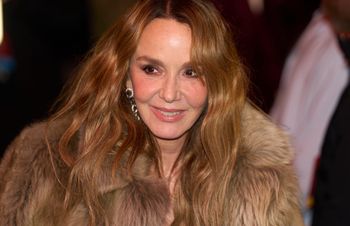 Stanęła przed obiektywami z koronkowej mini. Francuska aktorka zachwyciła