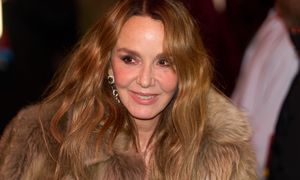 Stanęła przed obiektywami z koronkowej mini. Francuska aktorka zachwyciła