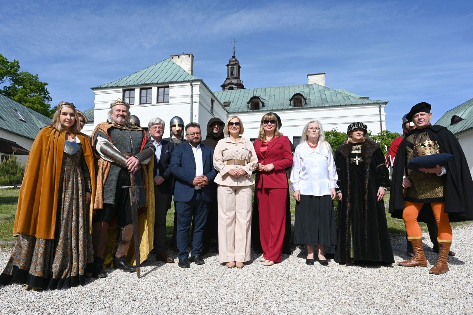 Średniowieczny Jarmark Klasztorny na kieleckiej Karczówce przeniesie nas w czasie. Koronacja Chrobrego i rycerskie pokazy konne!