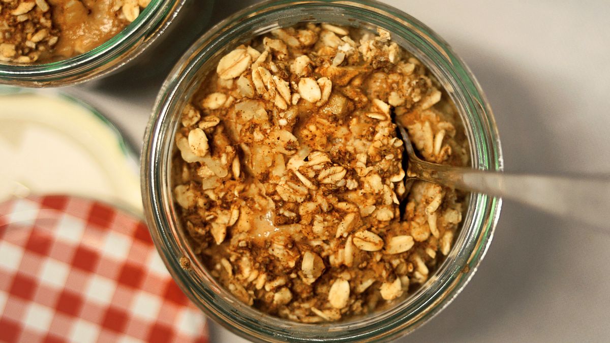 Owsianka nocna, która smakuje jak Snickers, a jest zdrowa i pożywna