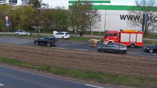 Bydgoszcz: Dachowanie auta przed Mostem Pomorskim. W akcji trzy zastępy straży