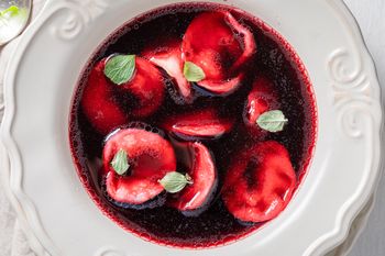 Goście zaraz przychodzą, a barszcz całkiem stracił kolor? Tak go uratujesz