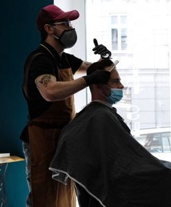 Salony fryzjerskie znowu otwarte, ale jest drożej. "Fryzjerzy nie zarabiają na podwyżkach"