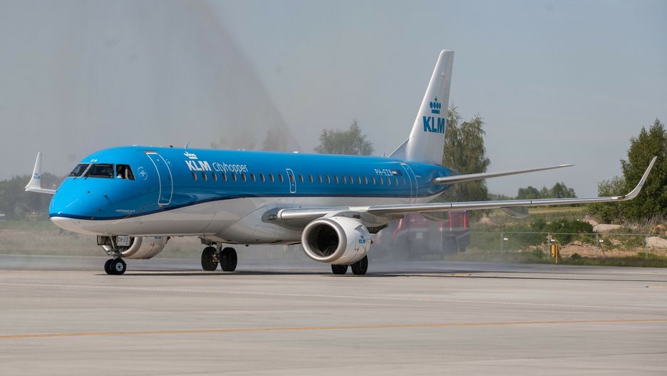 KLM po raz pierwszy w Krakow Airport w Balicach
Fot. Jan Graczynski / East News   Krakow AirPort w Balicach 18.05.2015 Pierwszy przylot samolotu Embraier E 190, linii KLM na trasie Amsterdam - Krakow, linia KLM Cityhopper rozpocznie codzienne kursy na tej trasie N/Z:
JAN GRACZYNSKI