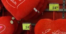 Czekoladki, miłosne sushi i kiełbasa... walentynkowa machina ruszyła na dobre