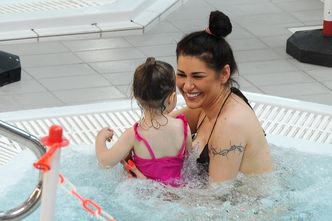 Szczęśliwa Iwona Węgrowska z córeczką na basenie (ZDJĘCIA)