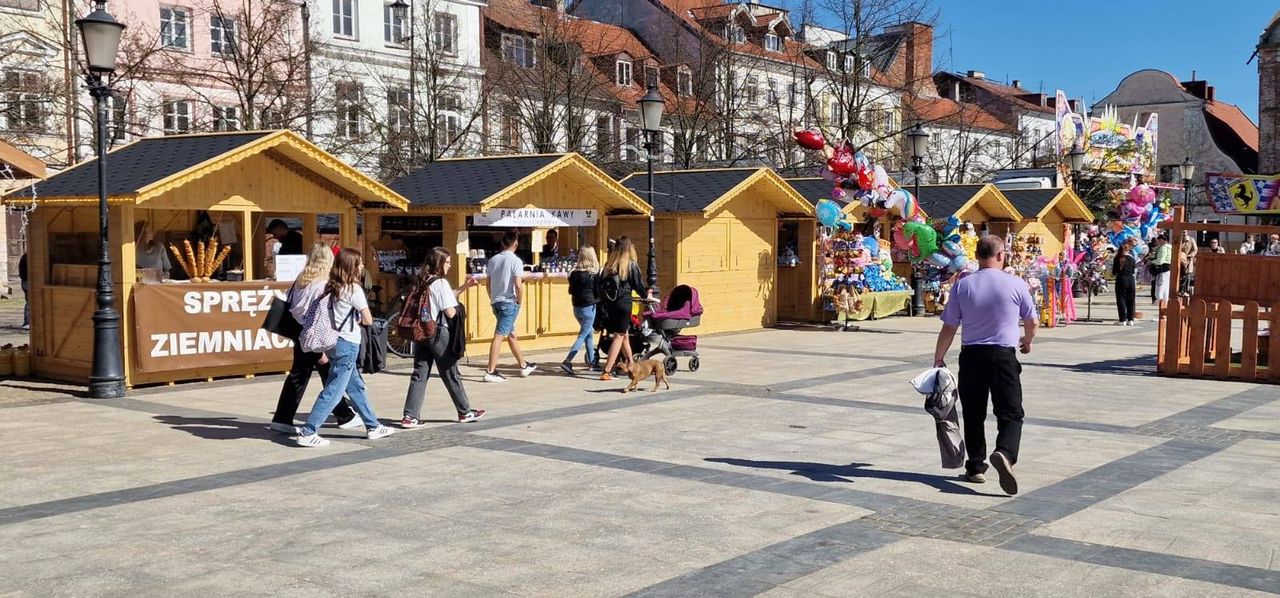 Silny wiatr uszkodził produkty wystawców