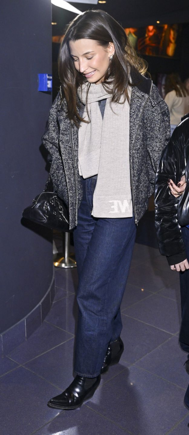 Julia Wieniawa w casualowej stylizacji na premierze