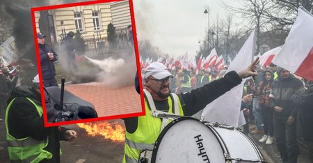 Race dymne na proteście. Policjanci obrzuceni