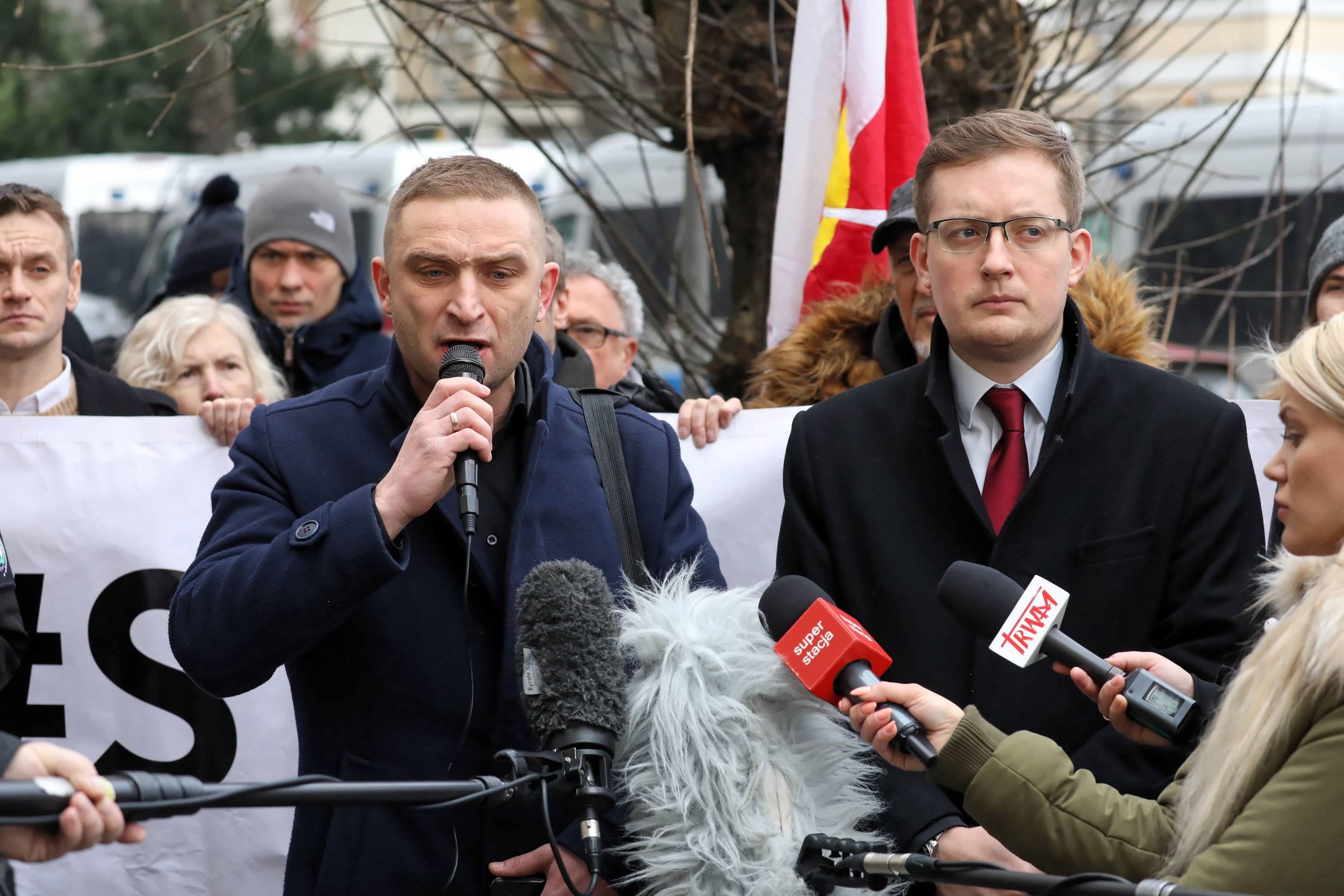 Robert Bąkiewicz i Robert Winnicki. przed ambasadą Izraela