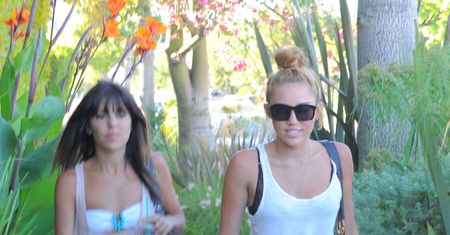 Miley w szortach i kabaretkach