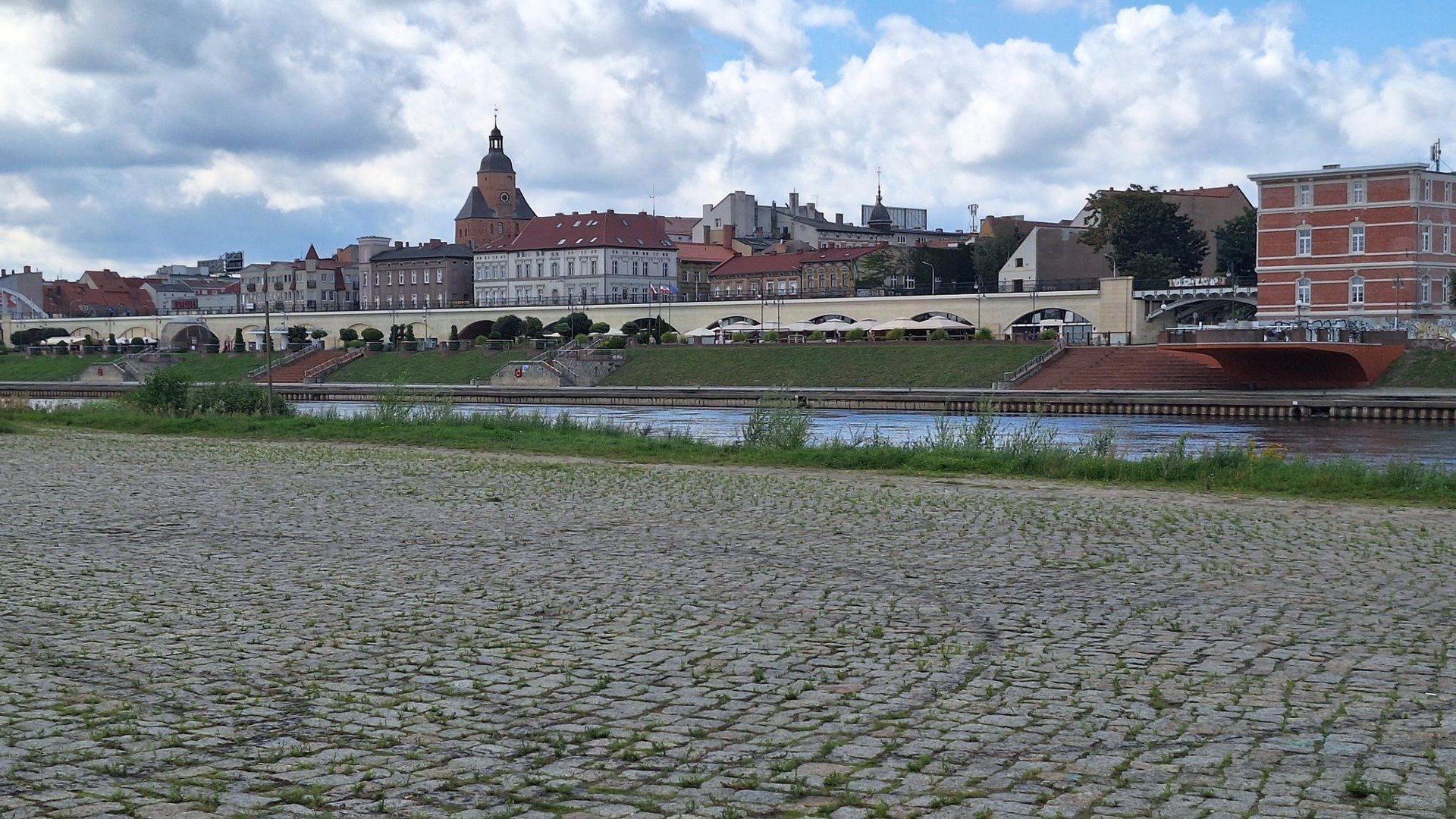 Plac nad Wartą przy Wale Okrężnym właściciele kamperów wskazują jako miejsce do zatrzymania się w Gorzowie.