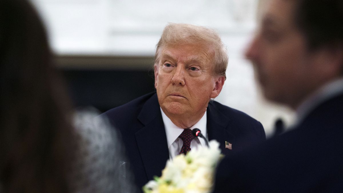US President Donald Trump hosts US tech leaders
epa12353340 US President Donald Trump looks on as he hosts a dinner with US tech leaders at the White House, in Washington, DC, USA, 04 September 2025.  EPA/WILL OLIVER / POOL 
Dostawca: PAP/EPA.
WILL OLIVER / POOL
dinner, tech leaders, white house