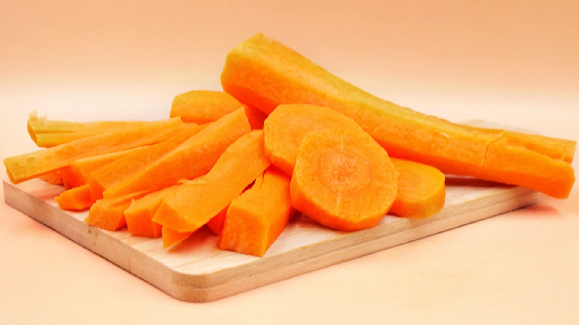 Marchewka uchodzi za idealną przekąskę, bo jest chrupiąca, zdrowa i łatwa do zabrania.