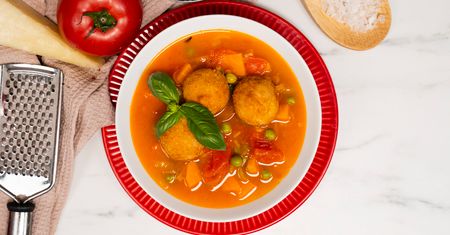 Zupa pomidorowa w luksusowym wydaniu. Połączenie z chrupiącymi arancini to strzał w dziesiątkę