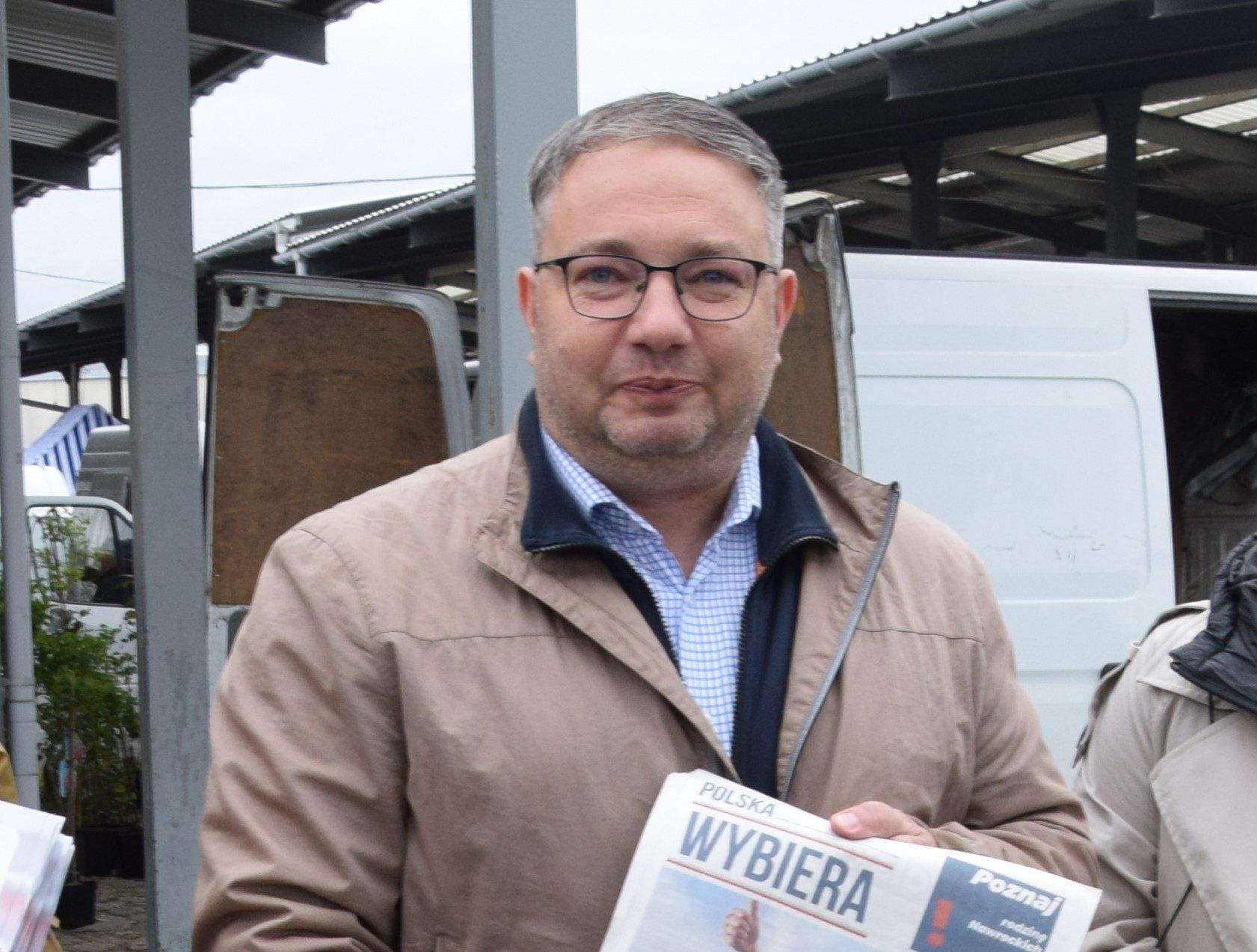 Dawid Mazurkiewicz, radny PiS w Zduńskiej Woli atakuje, choć nic o tym nie wie. Chodzi o obcokrajowców. Dziwaczne zachowanie policji