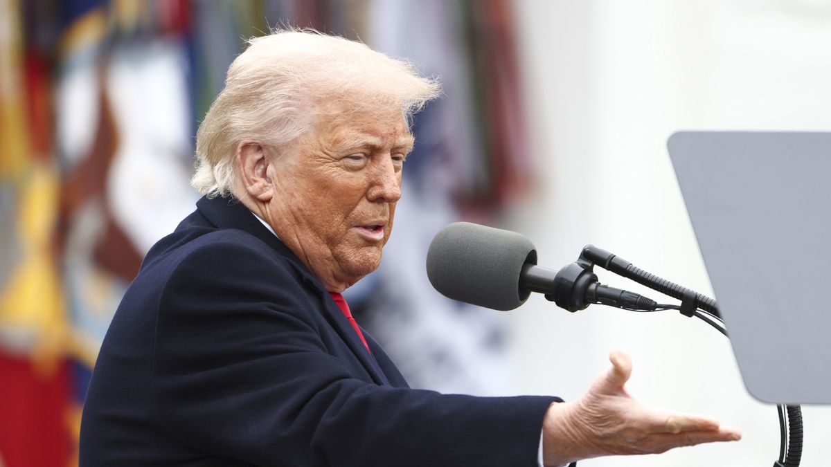US President Trump unveils new tariffs on so-called Liberation Day
epa12006038 US President Donald Trump announces reciprocal tariffs against US trading partners in the Rose Garden of the White House in Washington, DC, USA, 02 April 2025. Trump has branded the day 'Liberation Day', though most economists expect US consumers to foot the costs.  EPA/JIM LO SCALZO / POOL 
Dostawca: PAP/EPA.
JIM LO SCALZO / POOL
US tariffs, US president