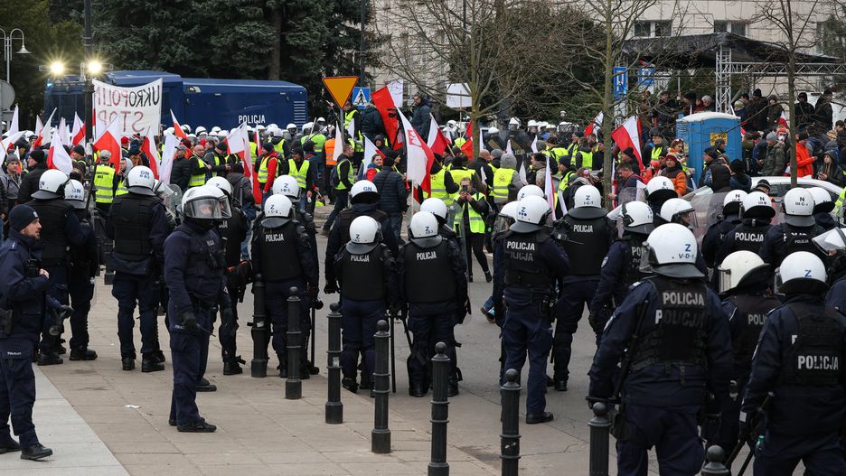 protestWarszawa, 06.03.2024. Policja podczas demonstracji rolnik�w w Warszawie, 6 bm. Rolnicy z ca�ej Polski kontynuuj� protesty. Ich powodem jest m.in. niedawna decyzja Komisji Europejskiej o przed�u�eniu bezc�owego handlu z Ukrain� do 2025 roku, a tak�e sprzeciw wobec prowadzonej przez Uni� Europejsk� polityce Zielonego �adu. (sko) PAP/Pawe� SupernakPawe� Supernakbezc�owy handel, blokada, flagi Polski, manifestacja, marsz, miasta, miasto, polityka rolna, protestuj�cy, rolnicy, rolnik, rolnik�w, stolica, uczestnicy, uczestnik, UE, unijna, warszawa, zielony �ad
