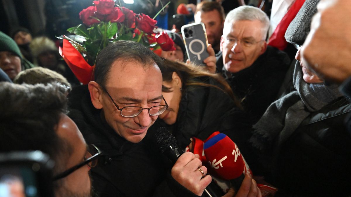 Radom, 23.01.2024. Były szef MSWiA Mariusz Kamiński (C) i senator PiS Stanisław Karczewski (P) przed Aresztem Śledczym w Radomiu, 23 bm. Mariusz Kamiński opuścił więzienie w Radomiu. (sko) PAP/Piotr Polak