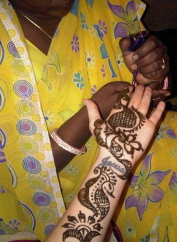 Zrobiła sobie tatuaż z henny (KTO?)