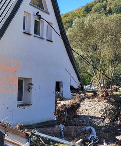 "Jak chcą nas wysiedlić, niech to zrobią". Radochów sprząta po powodzi i nie wie, co dalej