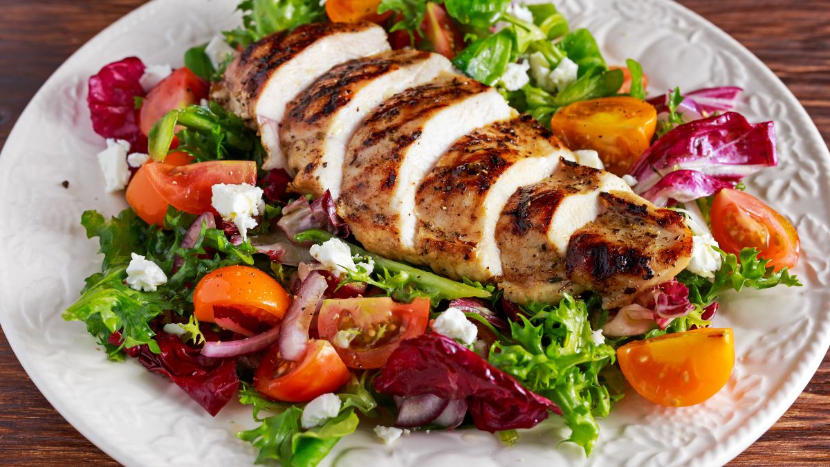 Przygotuj tę sałatkę na kolację, a skończysz z podjadaniem!