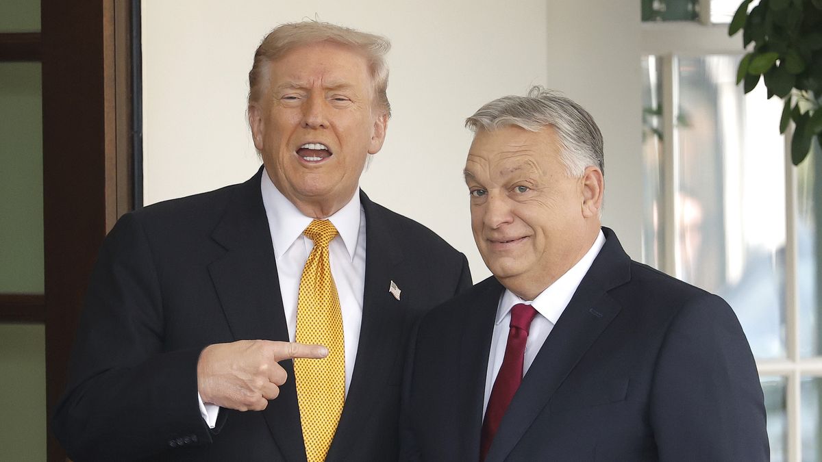 WASHINGTON, DC - NOVEMBER 07: U.S. President Donald Trump (L) welcomes Prime Minister of Hungary Viktor Orban as he arrives at the White House on November 07, 2025 in Washington, DC. Trump and Orban are holding a bilateral lunch today and are expected to discuss trade and energy.  (Photo by Kevin Dietsch/Getty Images)