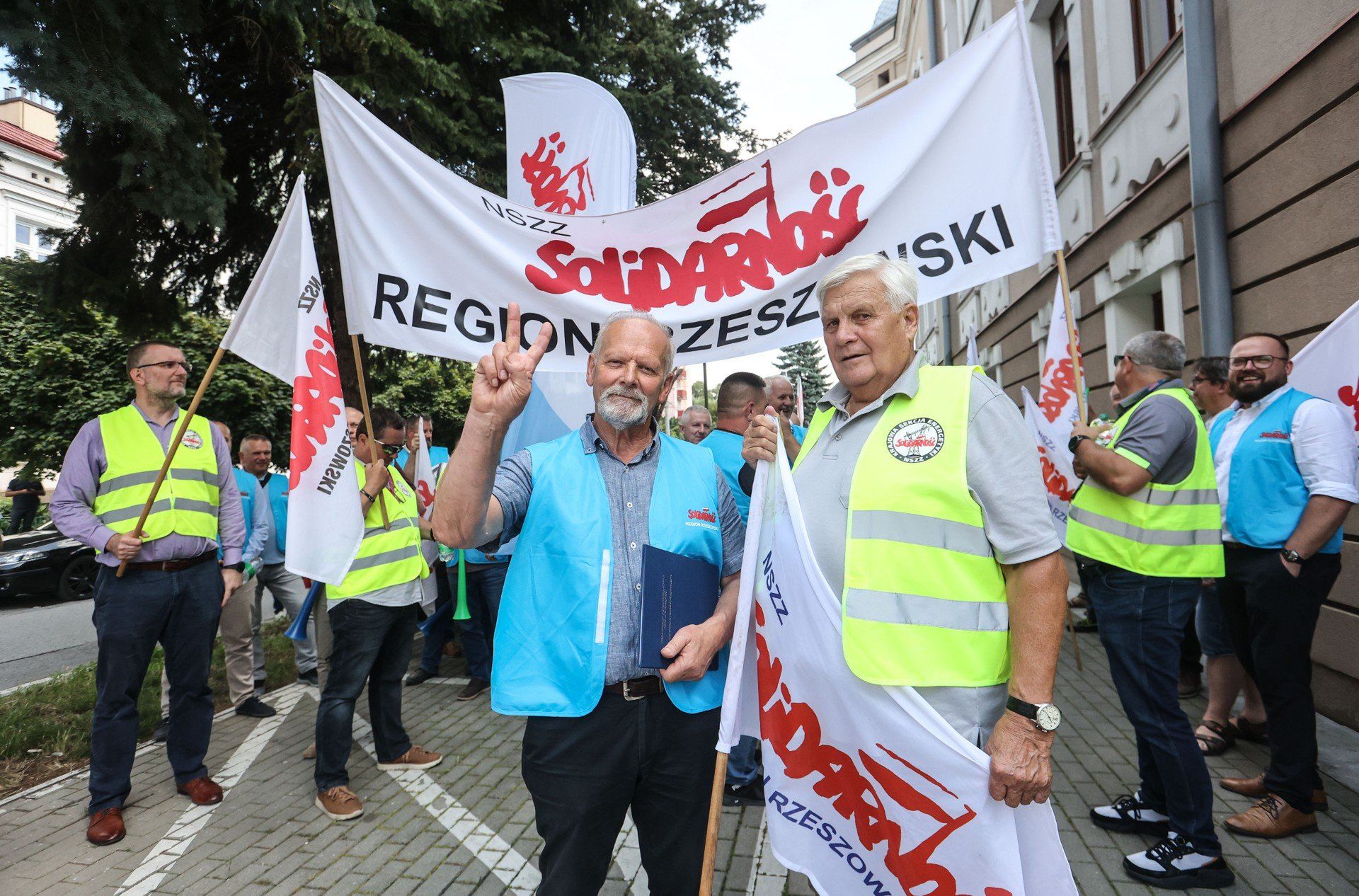 Związkowcy Solidarności protestują przed siedzibą PGE w Rzeszowie