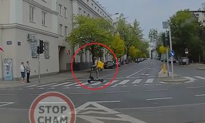 Kurier na hulajnodze ignoruje trzy czerwone światła. Nagranie z Woli szokuje