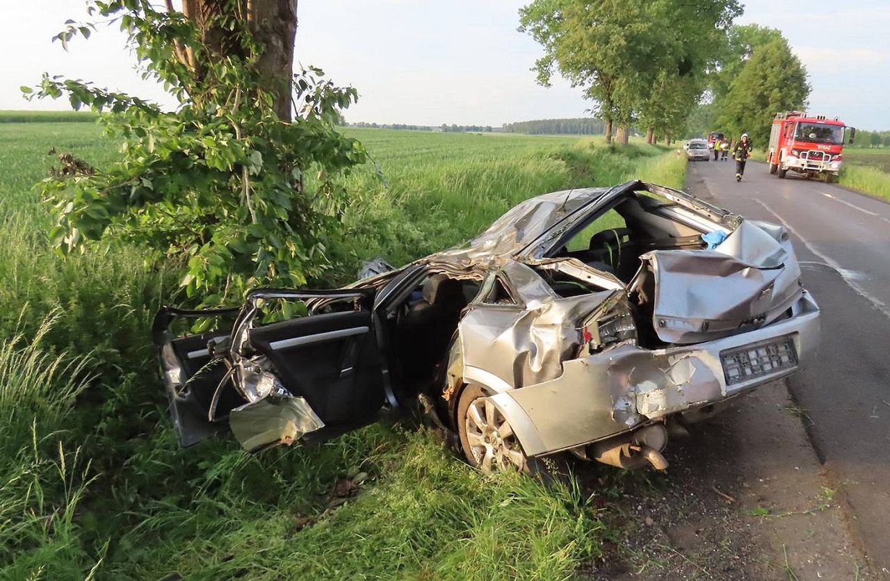 Z impetem wjechała w drzewo. W aucie czworo nastolatków