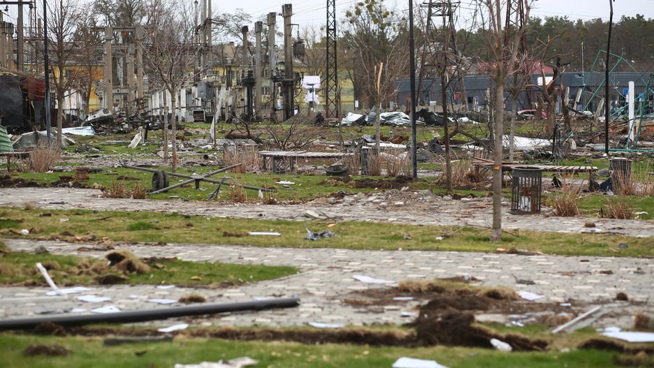 Rosjanie łamią konwencje genewskie, gwarantujące w trakcie działań wojennych prawa cywilom. Mordują i gwałcą, niszczą domy, szpitale i przedszkola i stosują zakazaną broń