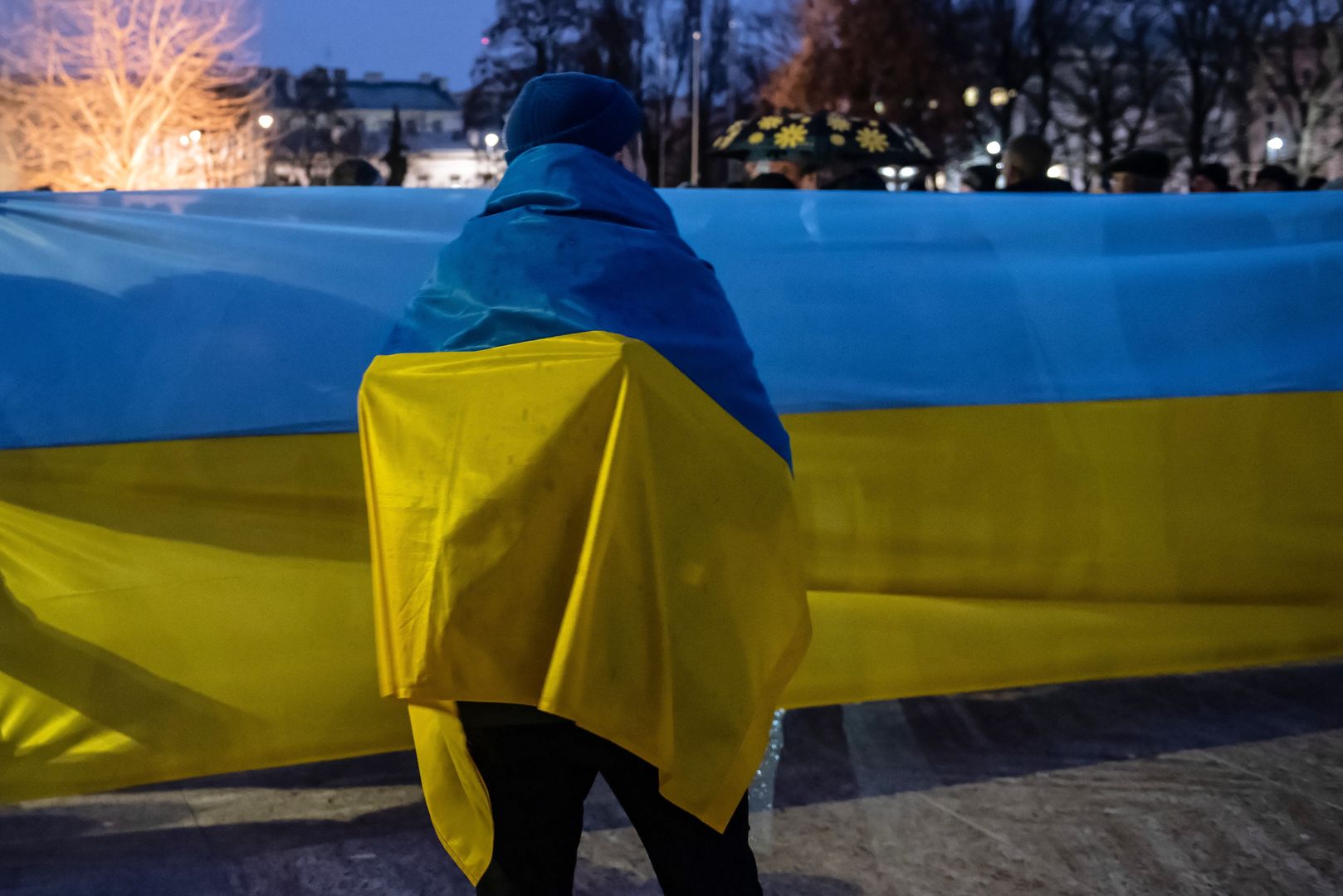 Lublin, 22.02.2022. Spotkanie �Lublin solidarny z Ukrainą� na Placu Litewskim w Lublinie, 22 bm. Uczestnicy wydarzenia wspierają obywateli Ukrainy, którzy uczą się i pracują w Lublinie. (aldg) PAP/Wojtek Jargiło