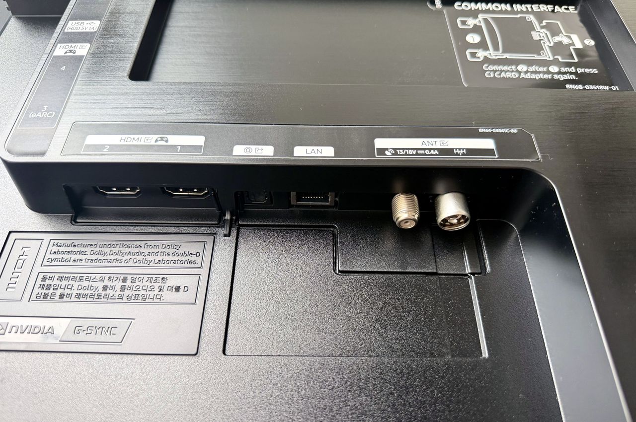 Samsung OLED S90H - panel ze złączami. 