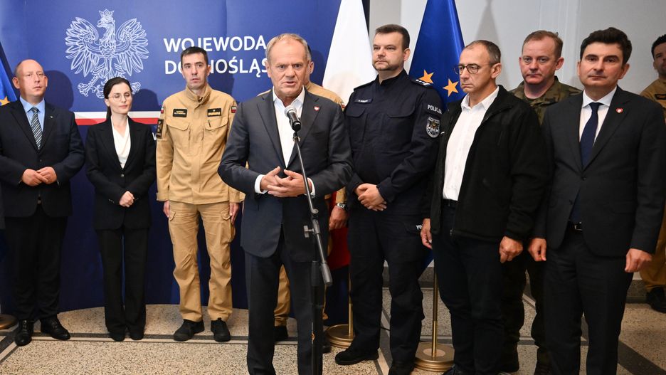 Donald Tusk Mariusz Feltynowski
Maciej Kulczy�ski
dzia�ania s�u�b, konferencja, konferencja prasowa, odprawa, opady deszczu, ulewy