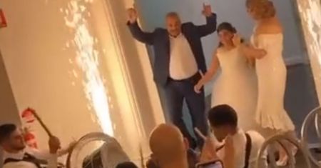 Zespół klęknął przed dziewczynką. "To wszystko dla ośmiolatki?"