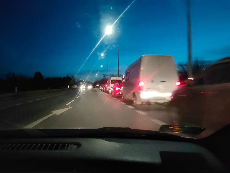 Kolejka samochodów na stację paliw Orlen w Niedrzwicy Kościelnej