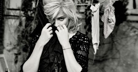 Madonna... zmywa i wywiesza pranie!